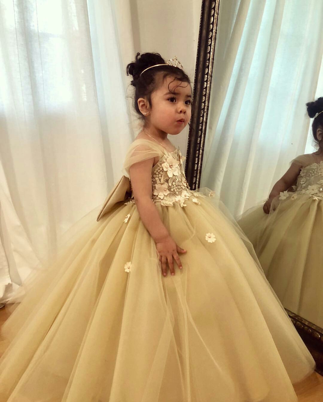 2019 Gold Girls Pageant Dresses Square Neck Lace Appliqued Big Bow Cute Flower Girls Dress Modest A Line Kids Party Gowns