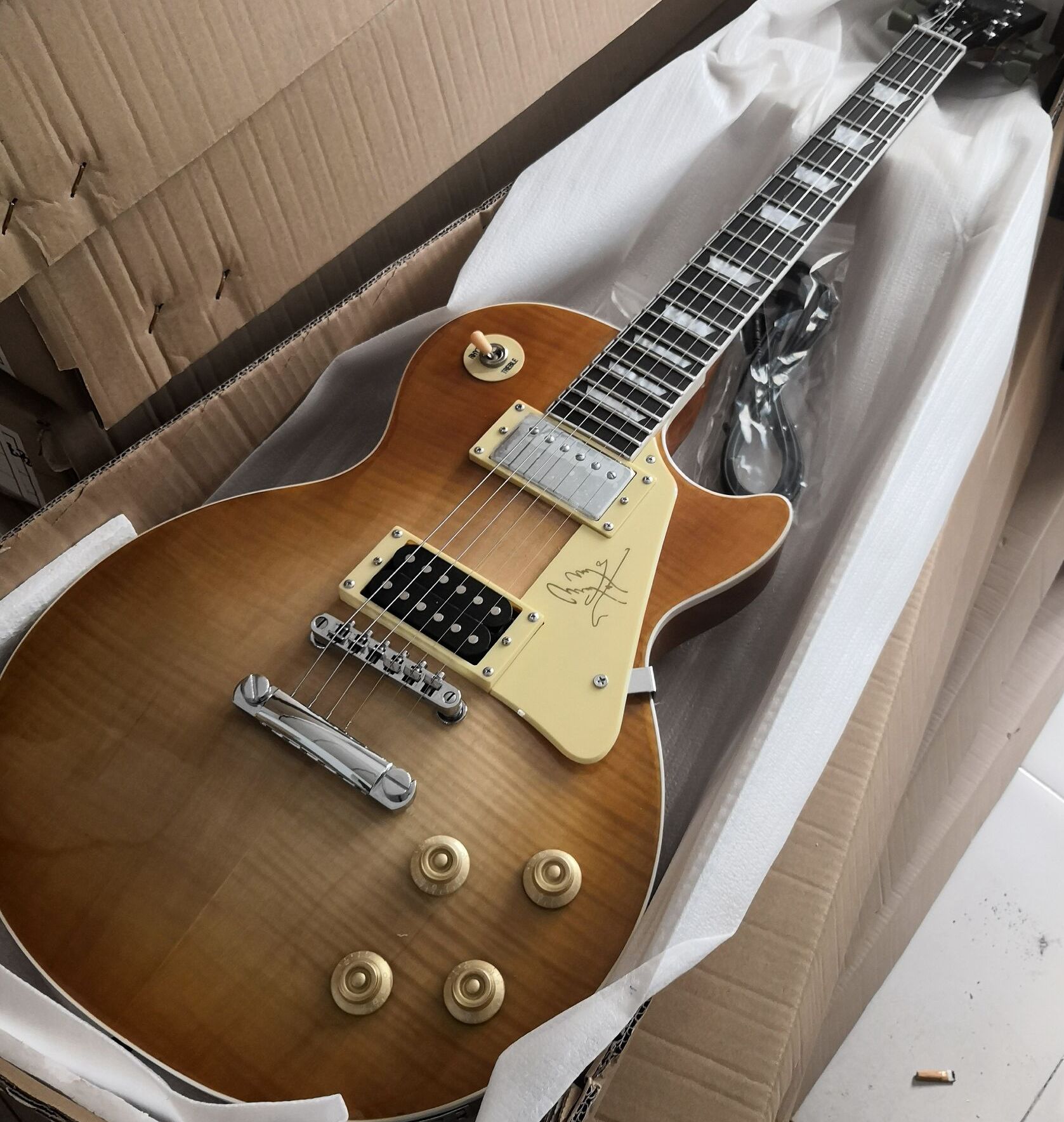 1959 R9 VOS Light Brown Lemon Sunburst Honey Burst Jimmy Page Tiger Flame Maple Top Electric Guitar Fat Neck, Cream Pickguard, Drop Shipping
1959 R9 VOS Light Brown Lemon Sunburst Honey Burst Jimmy Page Tiger Flame Maple Top Electric Guitar Fat Neck, Cream Pickguard, Drop Shipping
