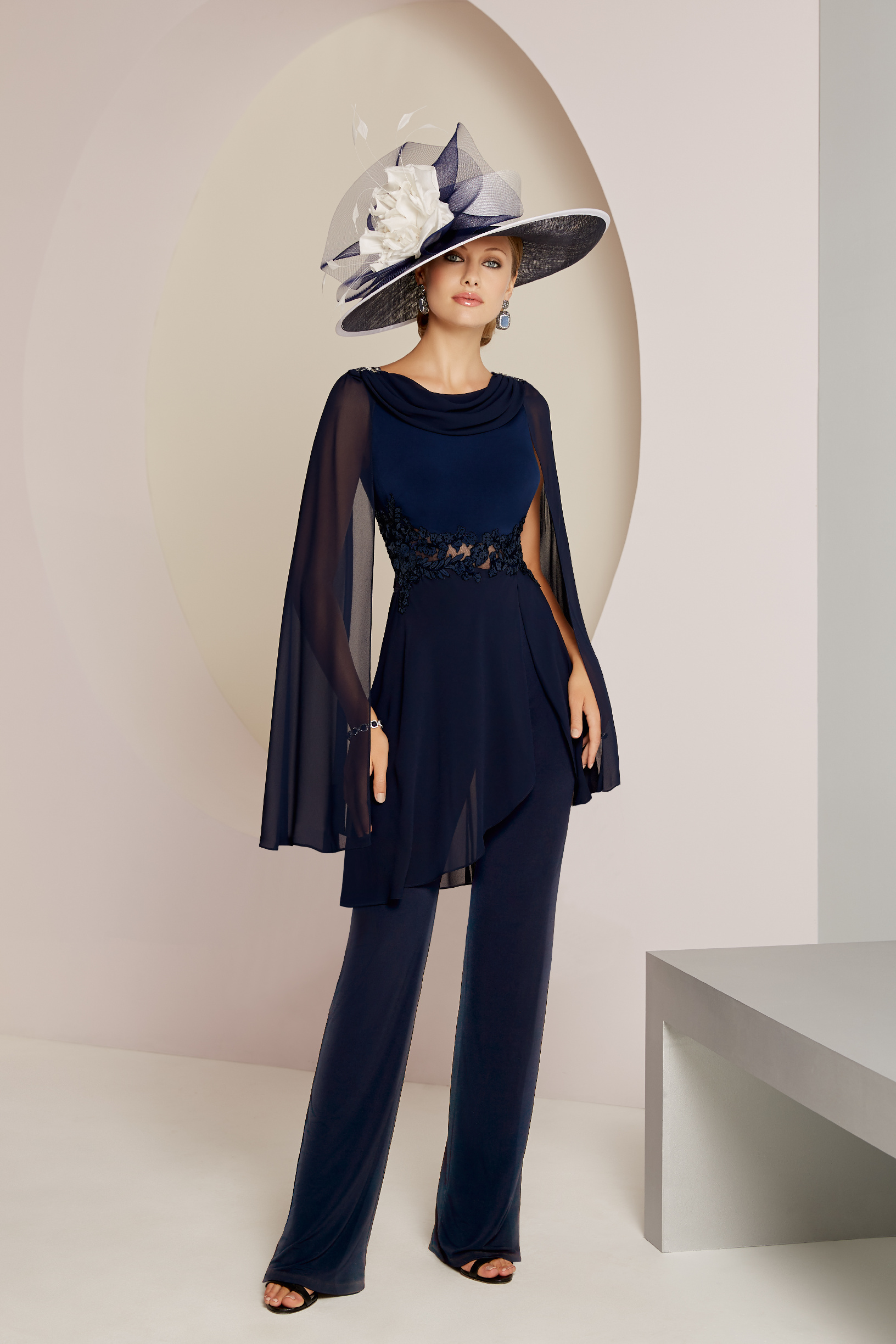 Dark Navy Mother of The Bride Pant Suits Two Pieces Jewel Neck Appliqued Chiffon Mother Of The Groom Dress Wedding Guest Gowns
Dark Navy Mother of The Bride Pant Suits Two Pieces Jewel Neck Appliqued Chiffon Mother Of The Groom Dress Wedding Guest Gowns