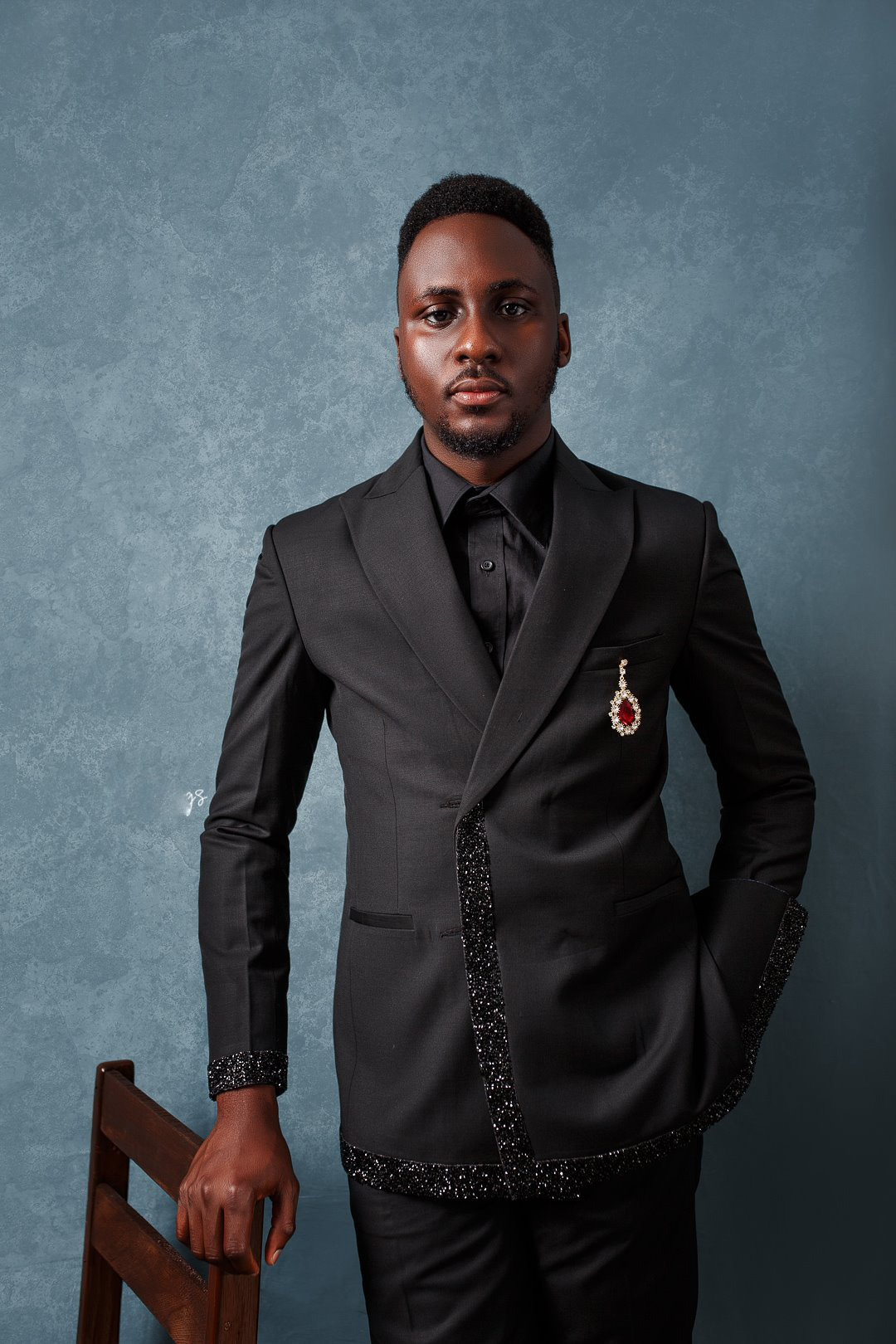 Mens Designer Wedding Tuxedos For Groomsmen Black Peaked Lapel Two Button Jacket Rhinestone Groom Pants Suits