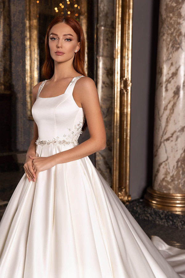 Beach A Line Wedding Dresses Beading Scoop Sleeveless Bridal Gowns Flower Appliques A Line Satin Wedding Dress