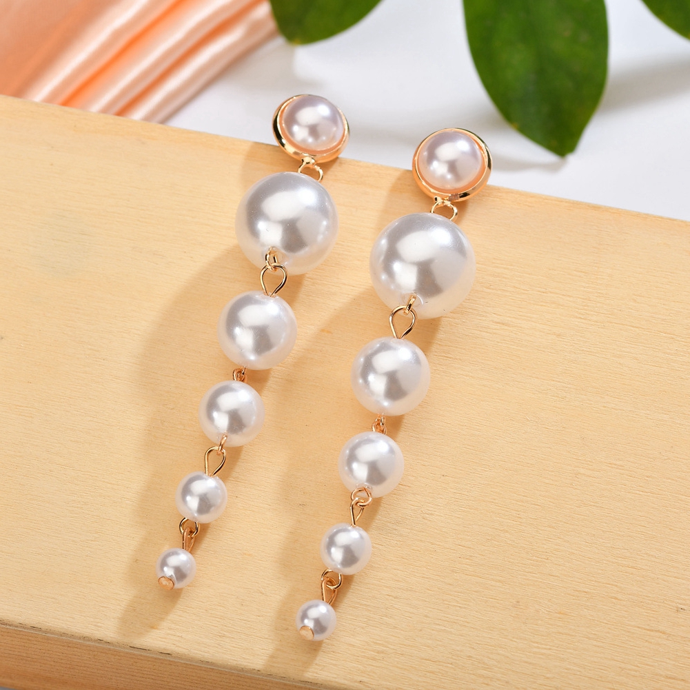 Imitation pearl earrings, female banquet dress, fashion matching, elegant atmosphere