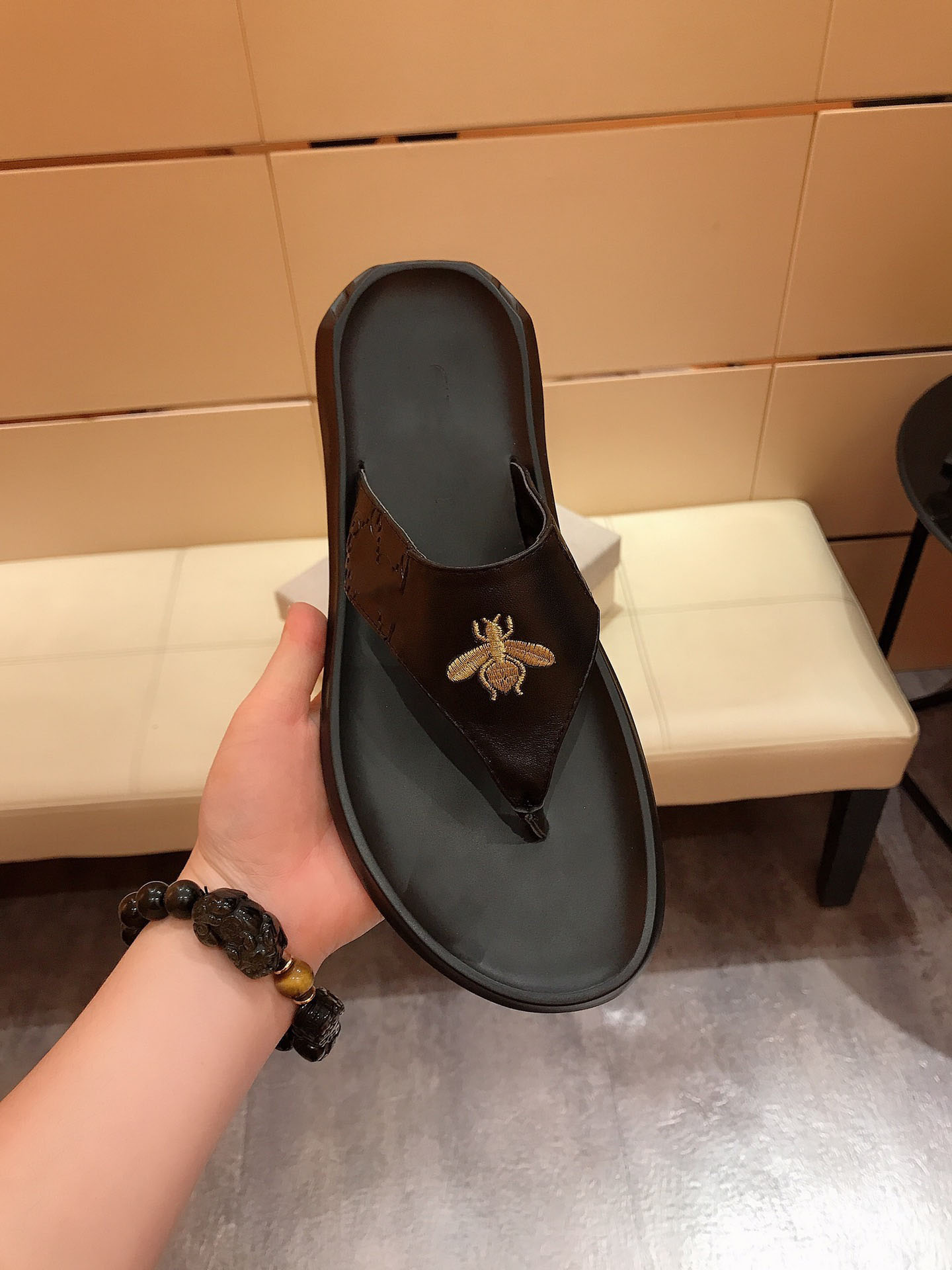 vintage bee mens designer flip flops fashion summer beach slippers for men letter print male design shoes, Black
vintage bee mens designer flip flops fashion summer beach slippers for men letter print male design shoes, Black