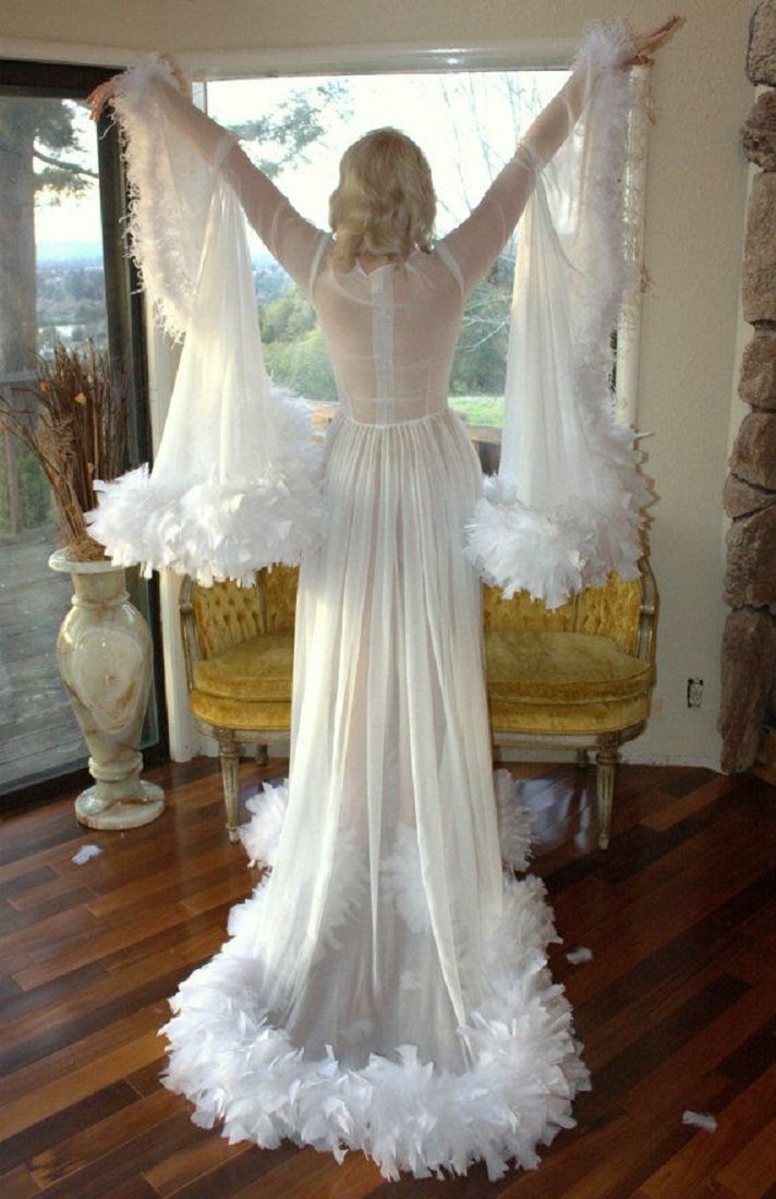 White Wedding Robes Sweetheart Long Sleeve Chiffon Appliqued Illusion Bathrobe Formal Night Gown For Women Court Train Custom Made Sleepwear