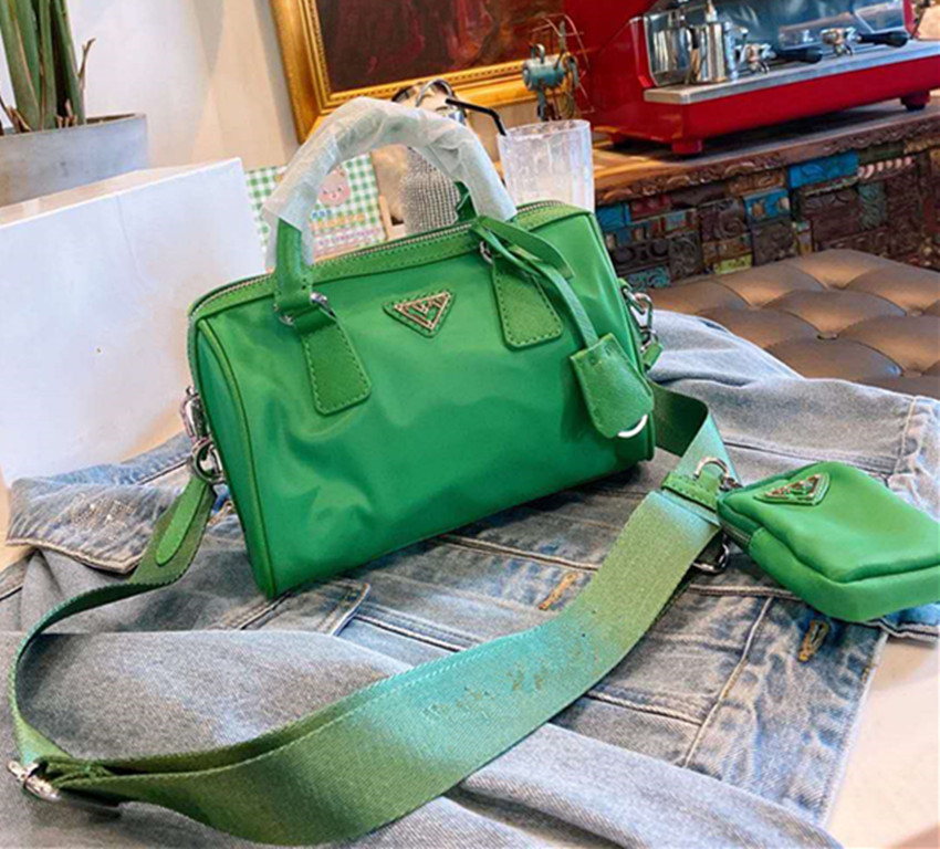 2020 New Vogue Fund Of Nylon Fabric Pillow Package Joker One Shoulder His Laptop Girls Women Boston Bags Handbags Backpacks
2020 New Vogue Fund Of Nylon Fabric Pillow Package Joker One Shoulder His Laptop Girls Women Boston Bags Handbags Backpacks