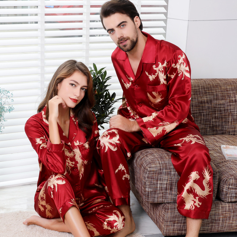 Simulation Silk Couple Pajamas New Long-sleeved Suit Men and Women V-neck Silk Printing Dragon and Phoenix Home Clothing, Black woman
Simulation Silk Couple Pajamas New Long-sleeved Suit Men and Women V-neck Silk Printing Dragon and Phoenix Home Clothing, Black woman