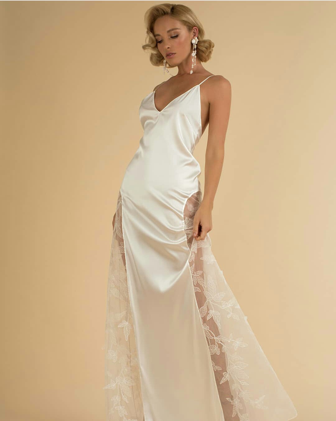 Sexy Wedding Robes Spaghetti Strap Sleeveless Appliqued Lace See Through Night Gown For Women Ribbon Backless Sweep Train Sleepwear