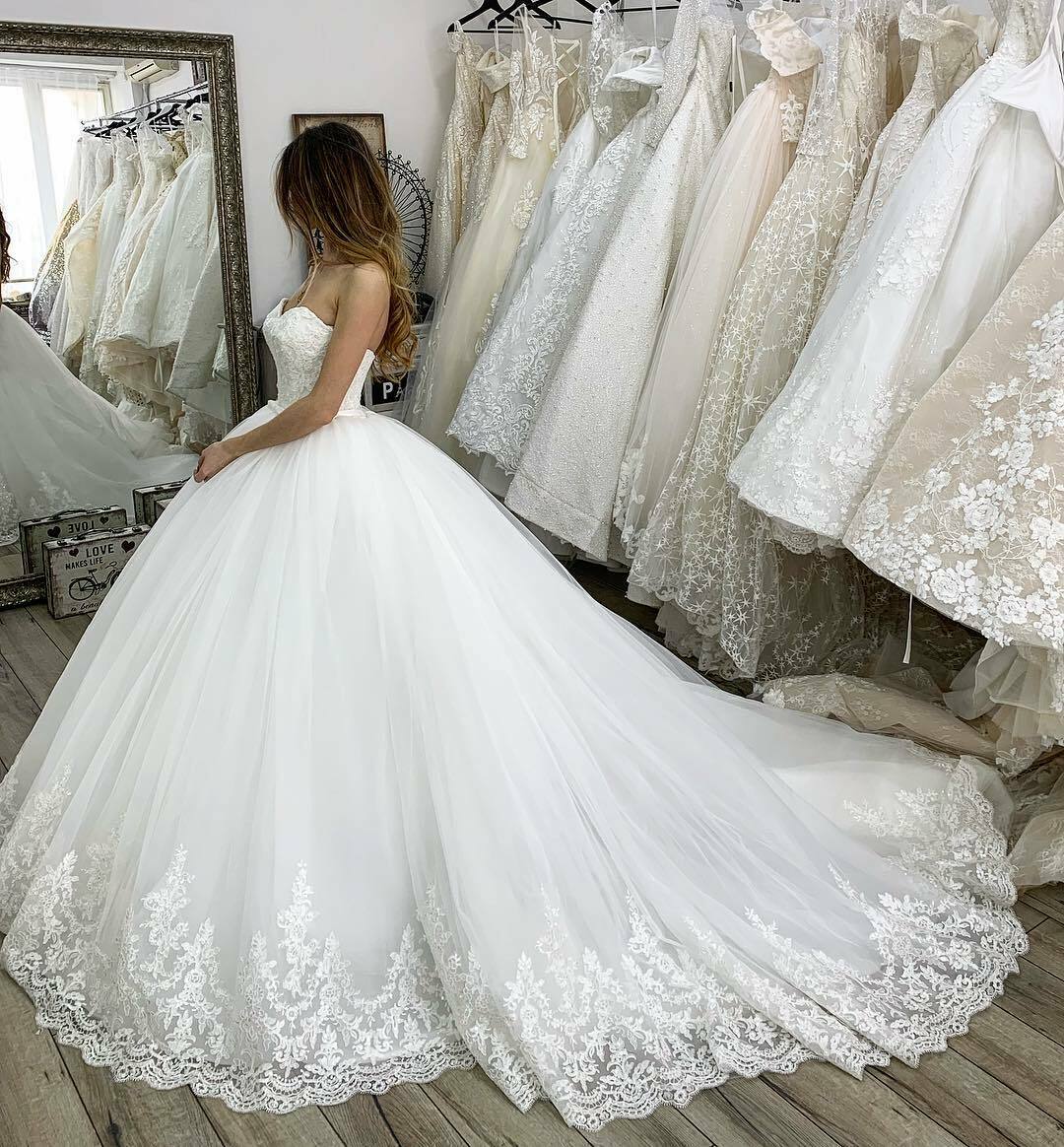 Charming White Ball Gown Wedding Dresses Plus Size Sexy Strapless Sleeveless Lace Appliqued Bridal Gowns Puffy Sweep Train Wedding Dress