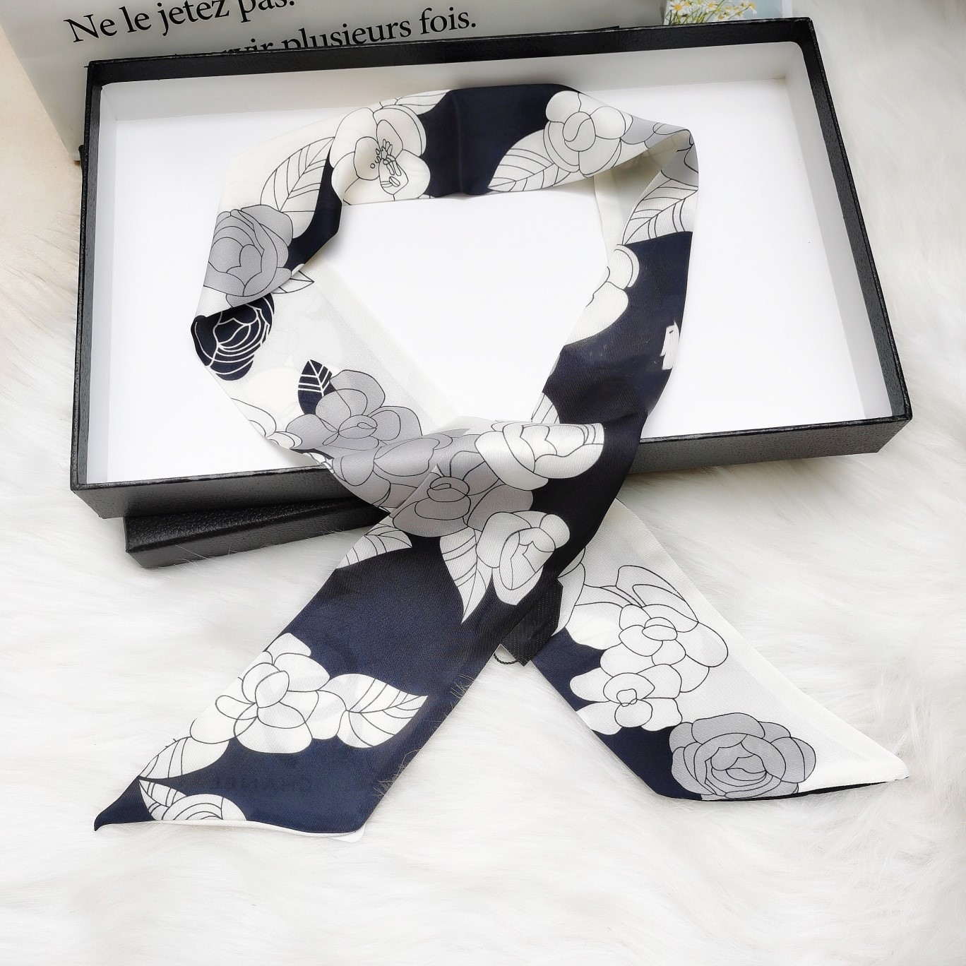 The new striped ribbon ladies' fashion scarf scarf in 2020 is 100% pure silk double-sided and 8*120cm
The new striped ribbon ladies' fashion scarf scarf in 2020 is 100% pure silk double-sided and 8*120cm