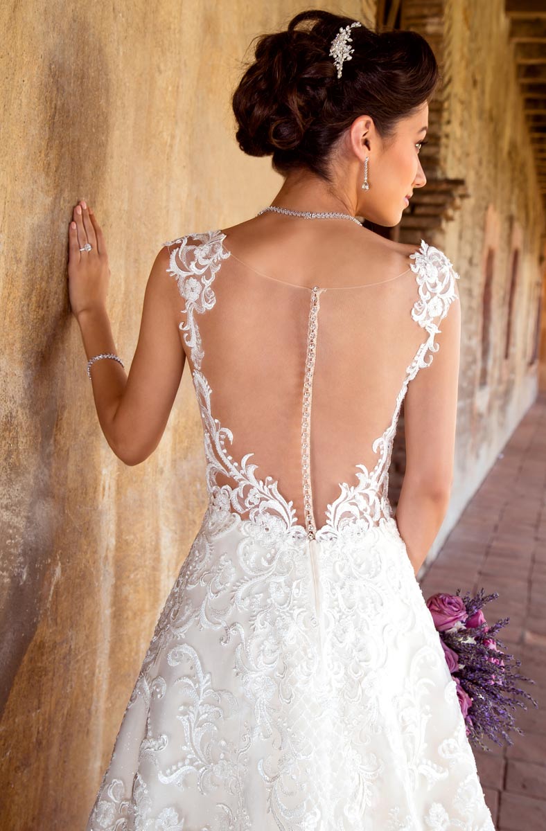 A Line Graceful Lace Wedding Dresses Deep V Neck Sleeveless Bridal Gowns See Through Buttons Back Sweep Train Robe De Marie