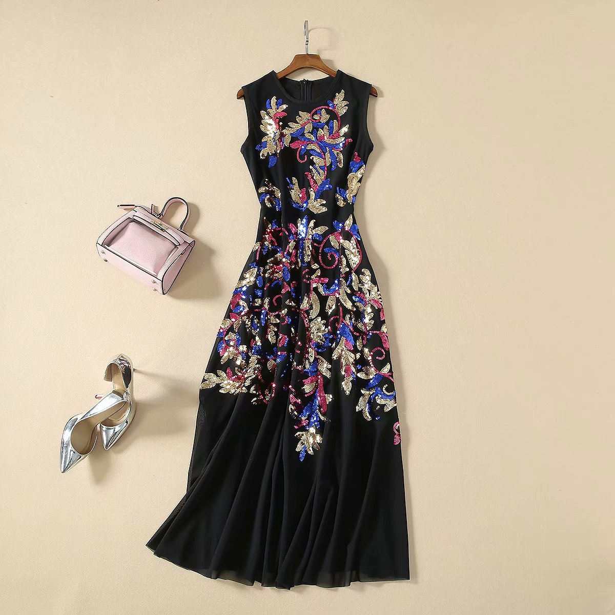 Spring 2020 for European and American women's wear sleeveless Heavy sequins Black fashion pleated dress, Black;gray
Spring 2020 for European and American women's wear sleeveless Heavy sequins Black fashion pleated dress, Black;gray
