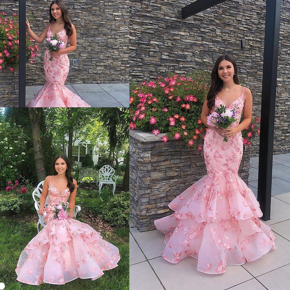 2020 Elegant Prom Dresses Spaghetti Straps Sleeveless Tiered Evening Gowns Custom Made Lace Appliques Sweep Train Special Occasion Dress, Lilac
2020 Elegant Prom Dresses Spaghetti Straps Sleeveless Tiered Evening Gowns Custom Made Lace Appliques Sweep Train Special Occasion Dress, Lilac