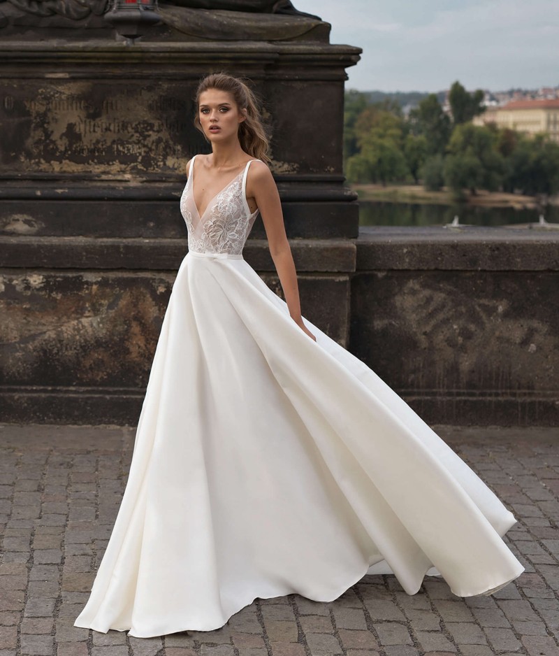 A Line Flawless Lace Beach Wedding Dresses Deep V Neck Bohemian Backless Bridal Gowns Sweep Train Robe De Marie