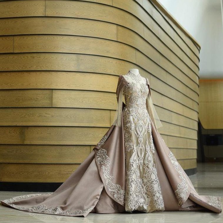 Ball Noble Lace Gown Wedding Dresses High Neck Long Sleeves Bridal Gowns Cathedral Train Satin Covered Buttons Back Robes De Marie s