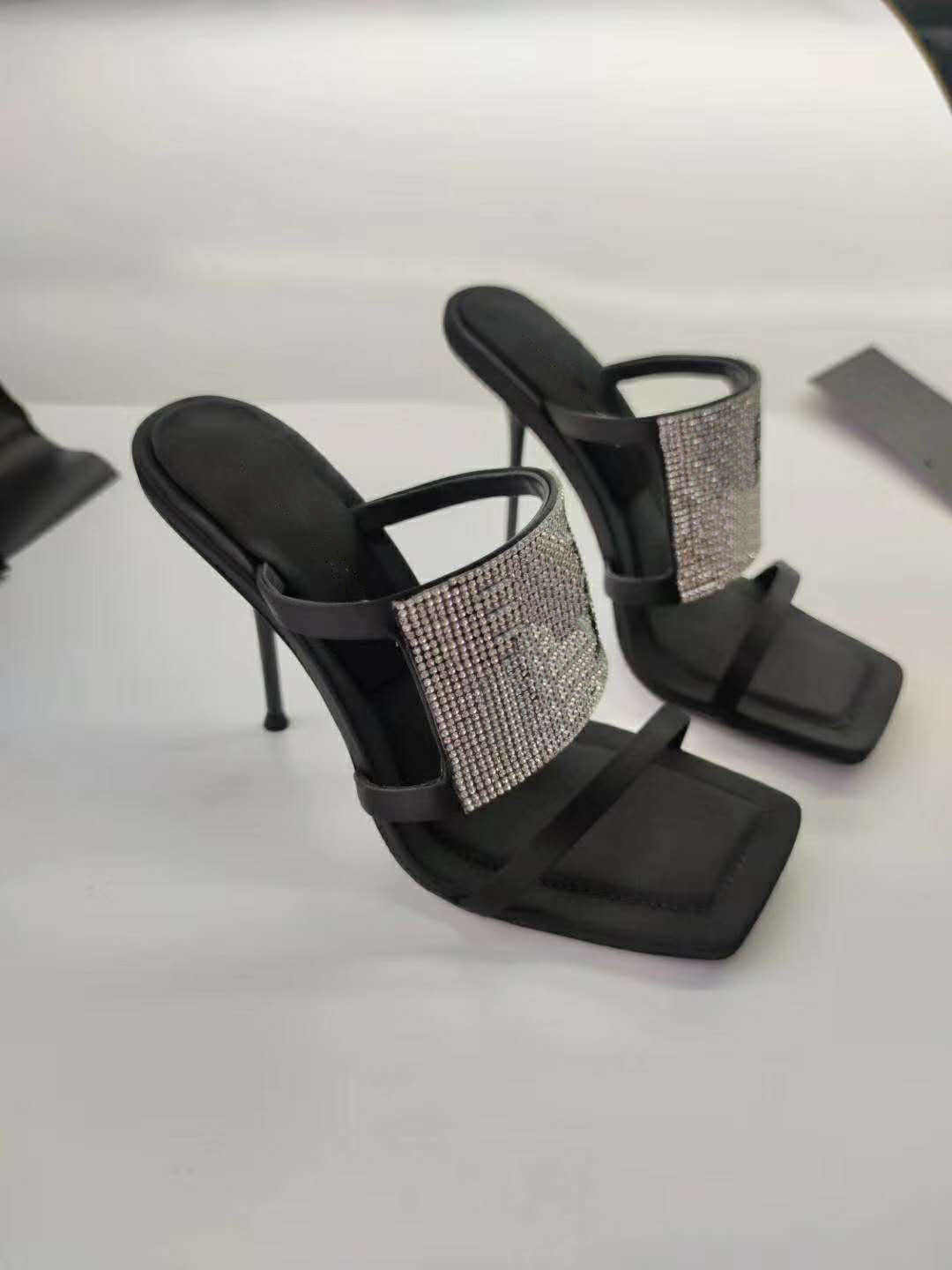 Europ Luxury Slide Summer Fashion Wide high heel With Thick Sandals Slipper Men Women Sandals Designer Shoes Water drill d Slipper Rivet, Black
Europ Luxury Slide Summer Fashion Wide high heel With Thick Sandals Slipper Men Women Sandals Designer Shoes Water drill d Slipper Rivet, Black