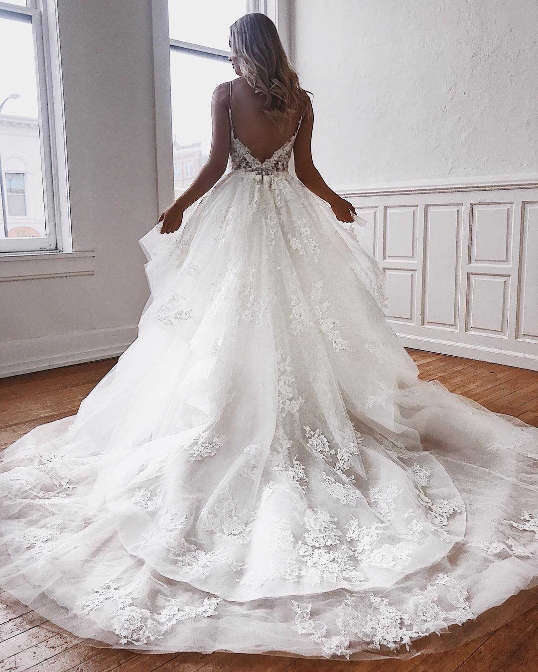 Amazing A Line Lace Backless Wedding Dresses V Neck Beaded Beach Bridal Gowns Sweep Train Tulle Appliqued Boho Vestidos De Noiva