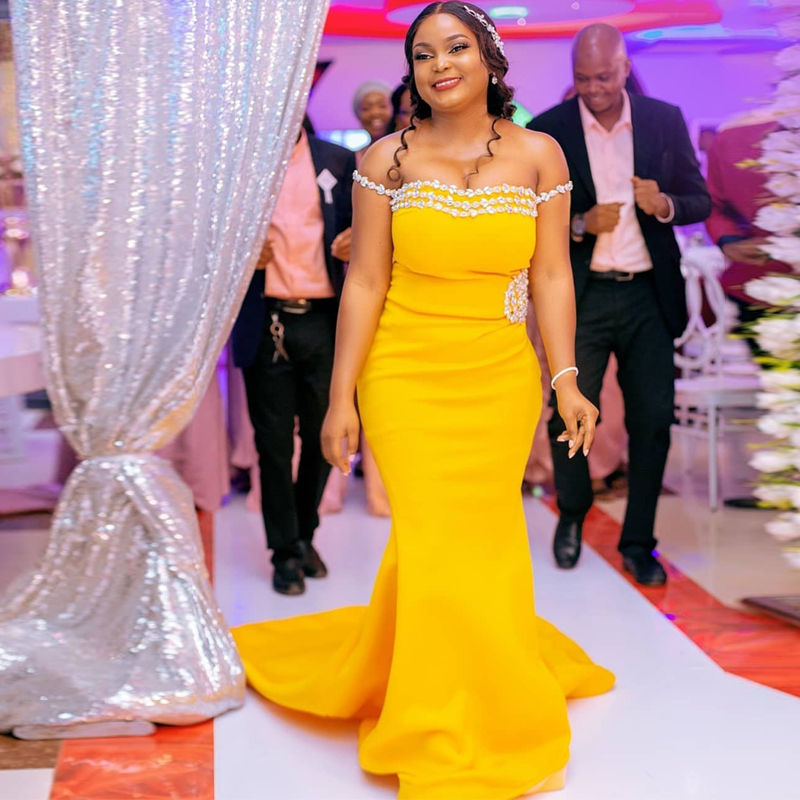 Yellow Off Shoulder Long Mermaid Bridesmaid Dresses with Crystal Satin Plus Size Maid of Honor Dress Customized Formal Evening Gowns