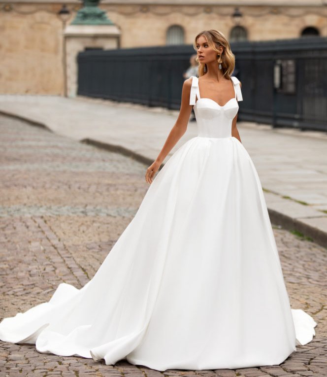 Simple Ball Gown Wedding Dresses Spaghetti Sieeveless Satin White Ruched Wedding Gowns Sweep Train robe de mariée