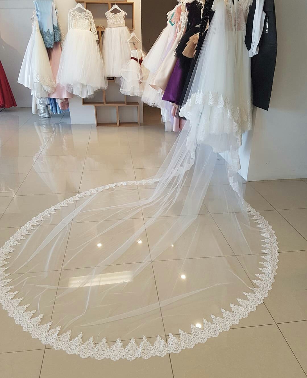 2019 Romantic Cheap Wedding Veils Two Layer Lace Cathedral Length Custom Luxury Bridal Veil With Comb Hot Selling, White
2019 Romantic Cheap Wedding Veils Two Layer Lace Cathedral Length Custom Luxury Bridal Veil With Comb Hot Selling, White