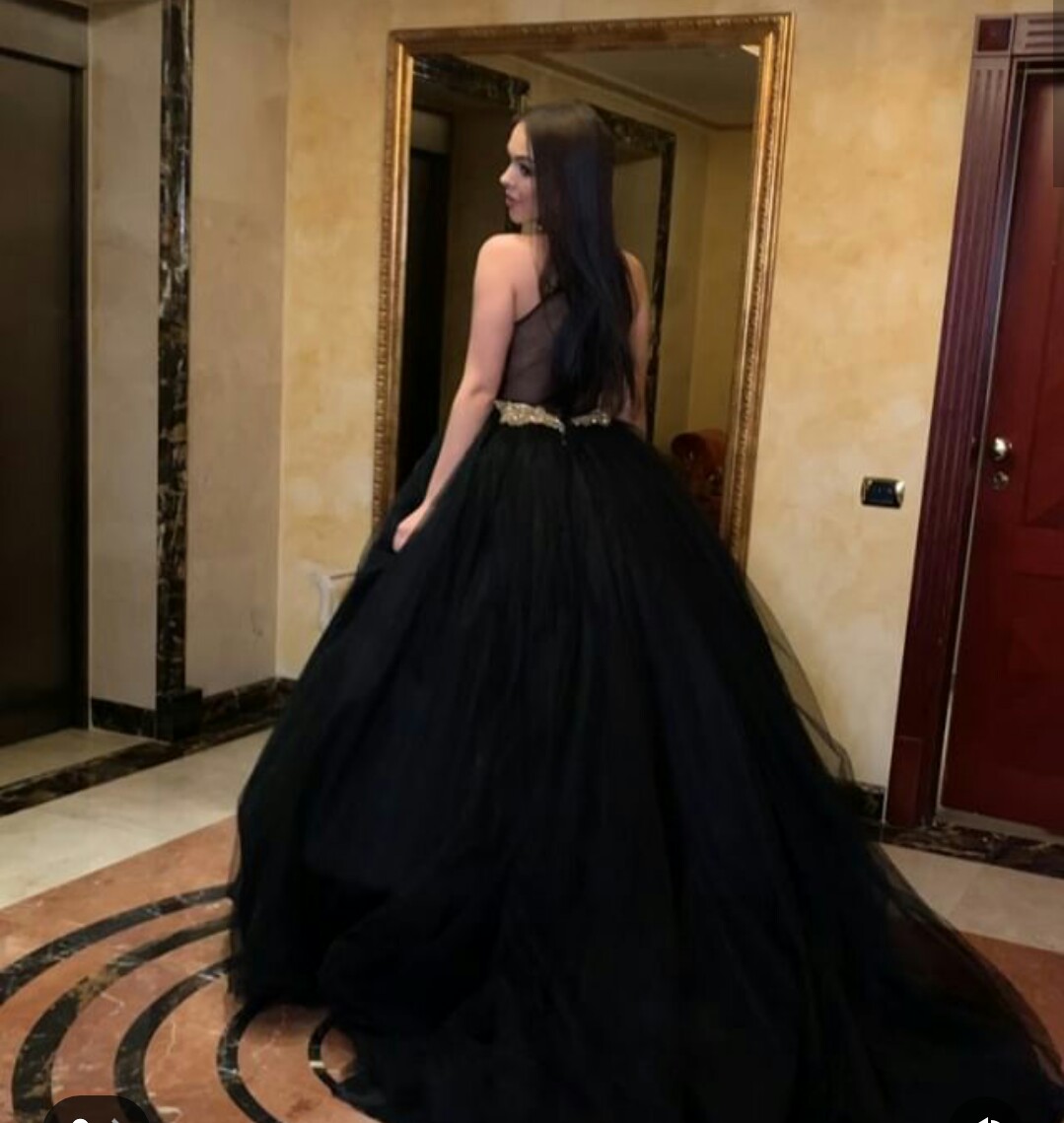 2019 Beaded Black and Gold Prom Dresses A Line Halter Sleeveless Sweep Train Cheap Evening Gowns Sleeveless Formal Dress