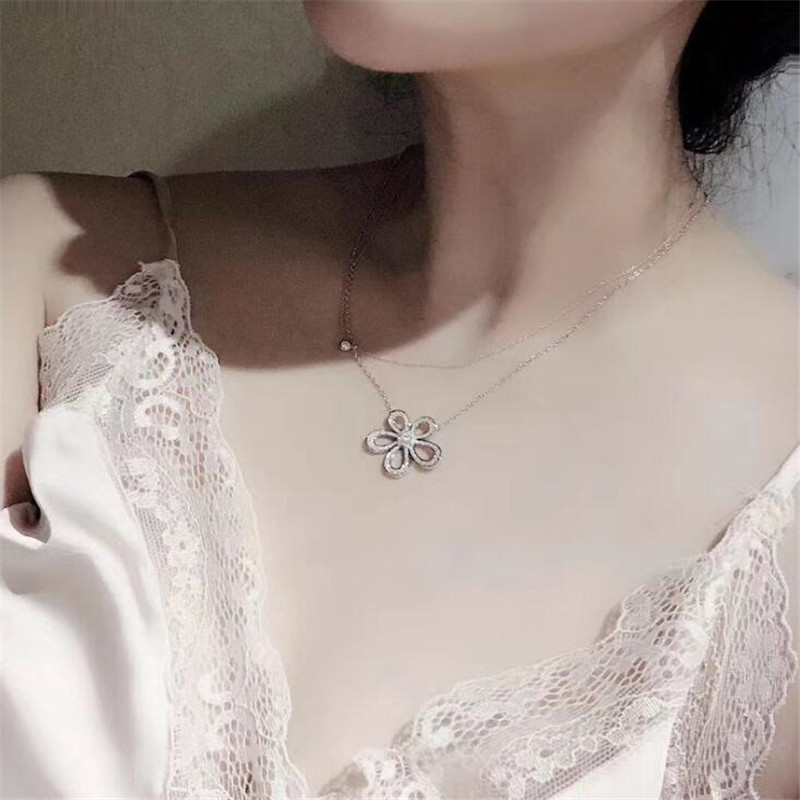 Stunning Sier Suower Pendant w/ White Sapphire CZ Dias