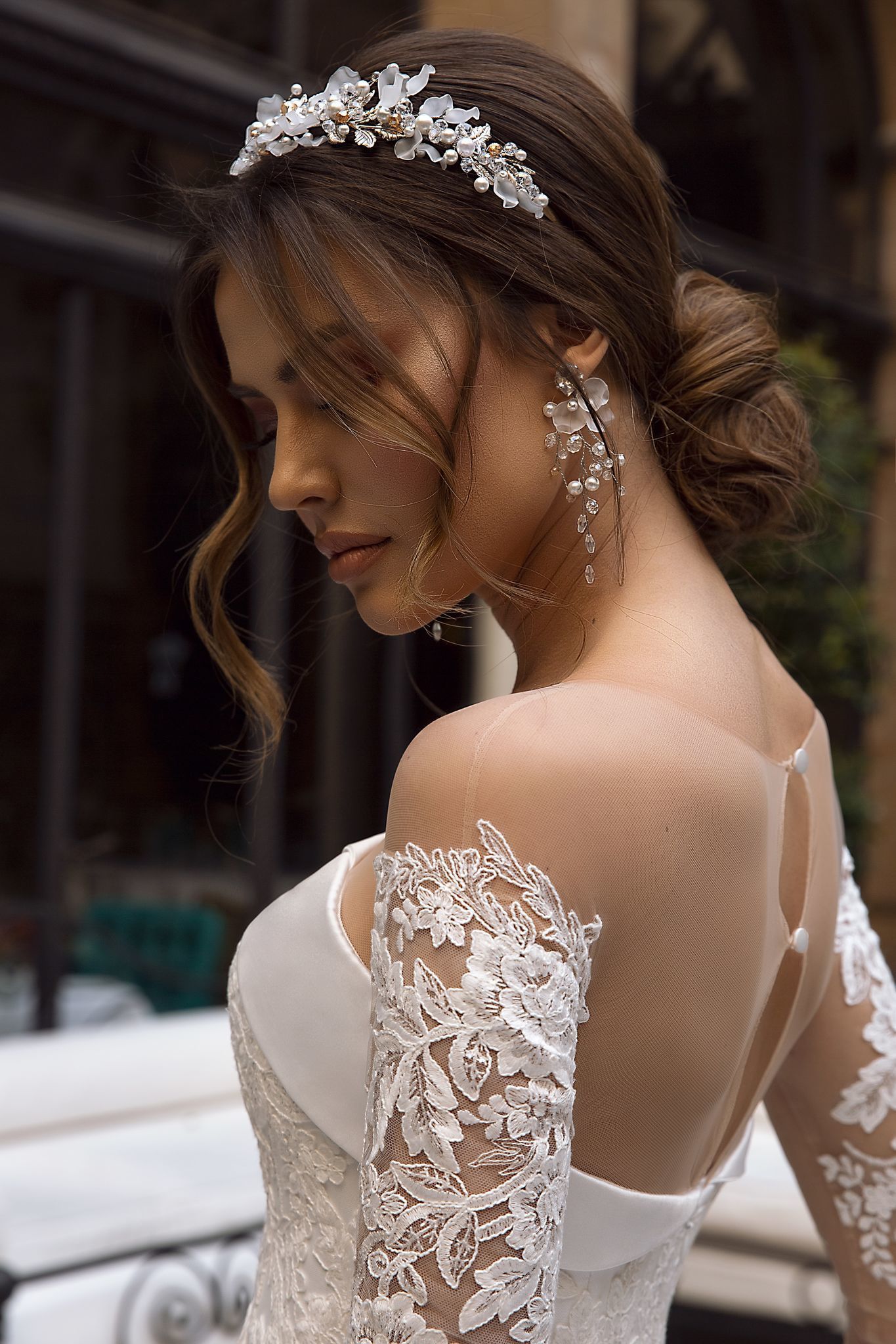 2020 Vintage A-line Satin Reflective Wedding Dress Lace Appliques Long Sleeve Court Train Customized Illusion Neck Bridal Gown