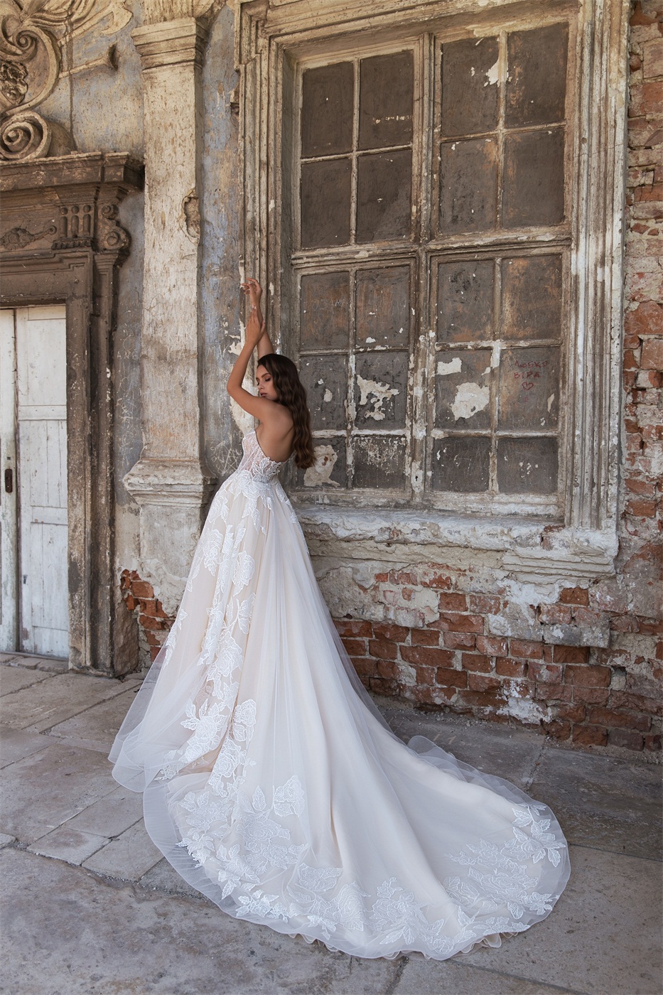 2020 Junoesque A Line Wedding Dresses Strapless Sexy Appliqued Sequins Lace Court Train Wedding Dress Custom Made Castle Bridal Gowns