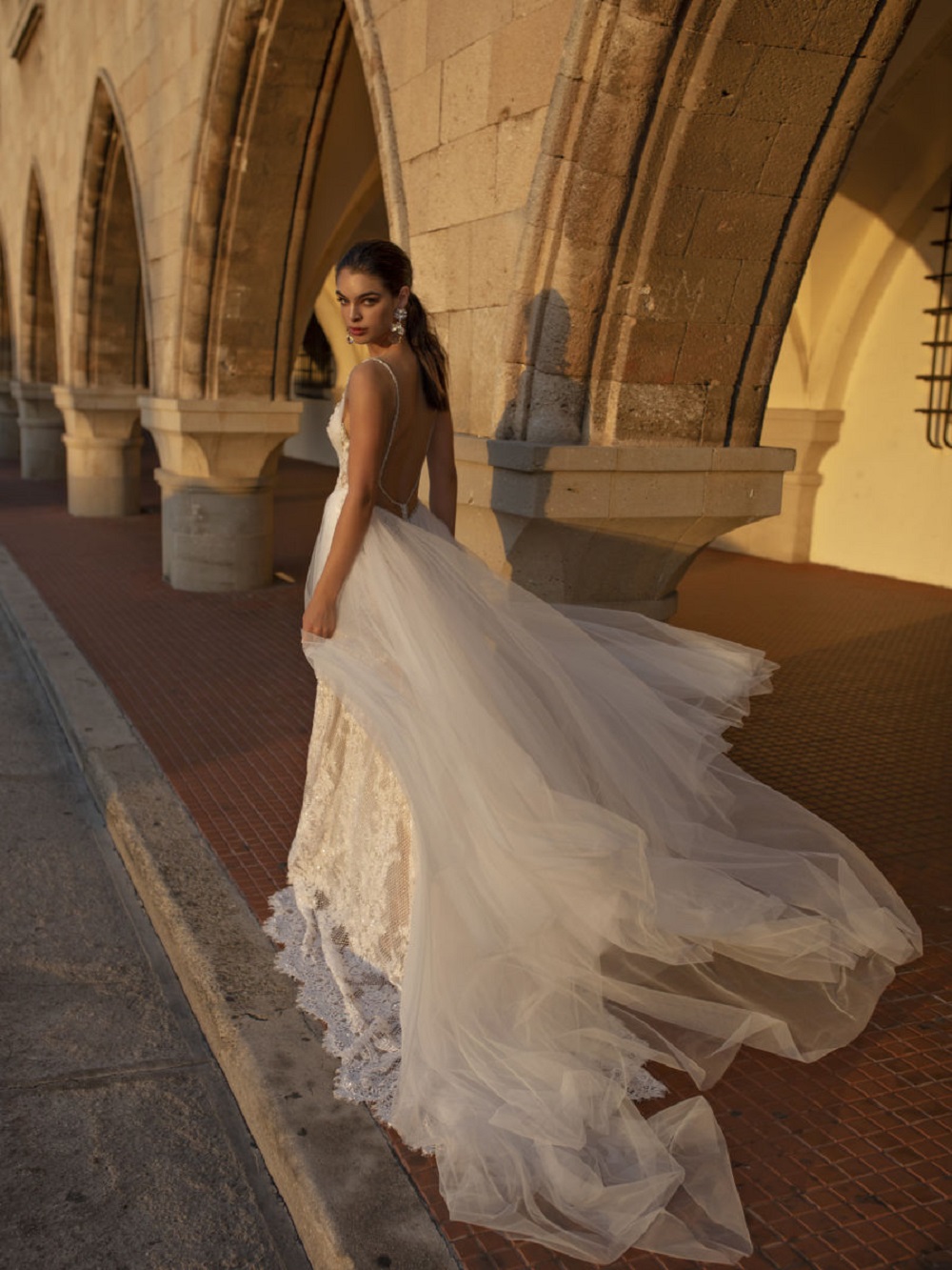 Lian Rokman Mermaid 2020 Wedding Dresses V Neck Appliqued Lace Overskirts Bridal Gowns Backless Robe De Mariée