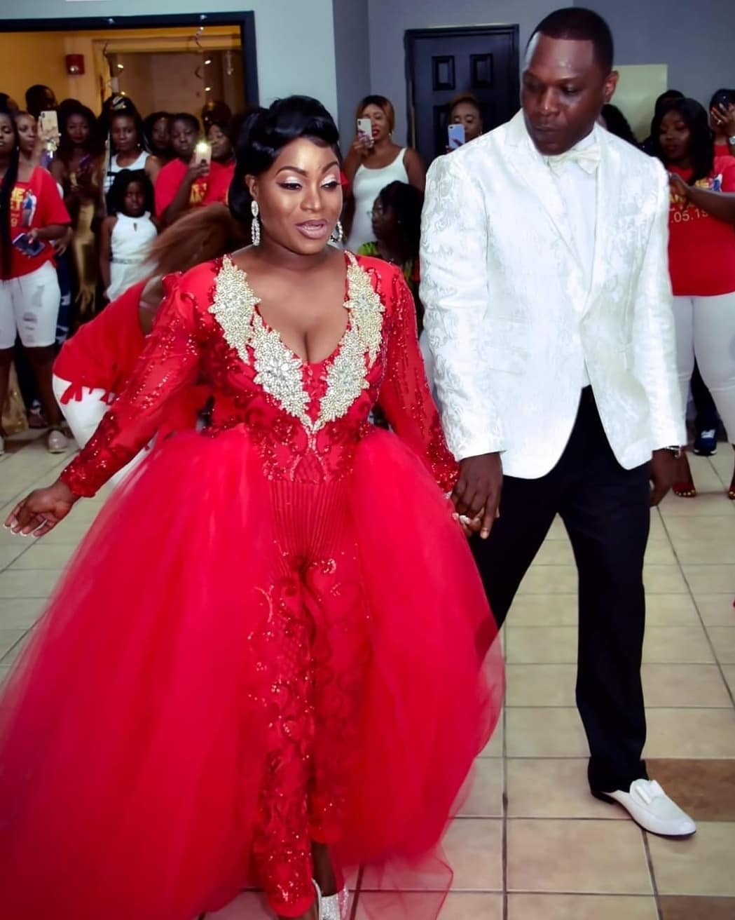 Red Overskirt Lace Jumpsuit Prom Dresses With Detachable Train V Neck Sequined Evening Gowns Long Sleeves Plus Size Appliqued Formal Dress