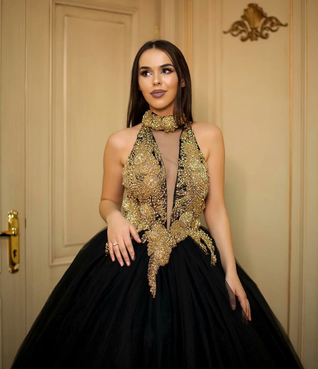 2019 Beaded Black and Gold Prom Dresses A Line Halter Sleeveless Sweep Train Cheap Evening Gowns Sleeveless Formal Dress