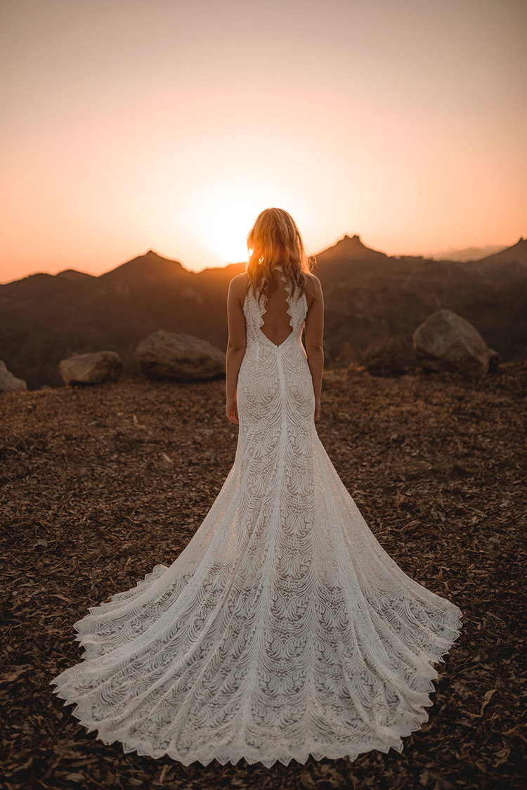 2019 Mermaid Wedding Dresses Jewel Neck Lace Appliqued Sweep Train Hollow Back Bohemian Wedding Dress Custom Plus Size Country Bridal Gowns