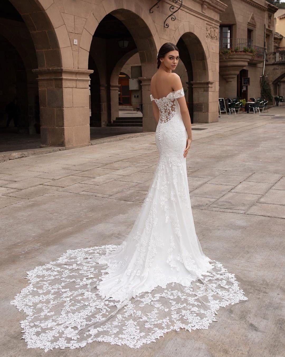 Mermaid Lace Stylish Wedding Dresses Off The Shoulder Neck Covered Buttons Bridal Gowns Sweep Train Trumpet Robe De Marie