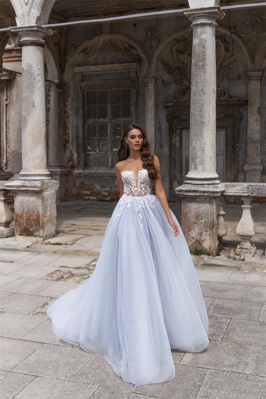 2020 Sexy A Line Wedding Dresses Illusion Bodice Sheer Neck Sleeveless Appliqued Sequins Beaded Court Train Custom Made Bridal Gowns