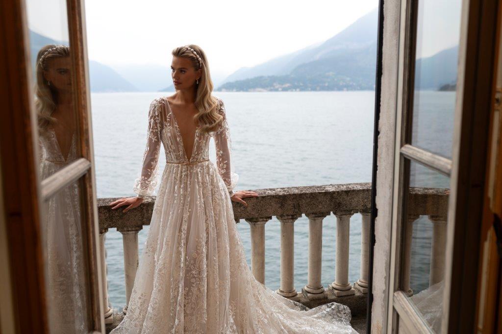 Wedding Dresses Deep V Neck Appliqued Bow Sashes Backless Bridal Gown Long Sleeves Ruffle Sweep Train Custom Made Robes De Mariée