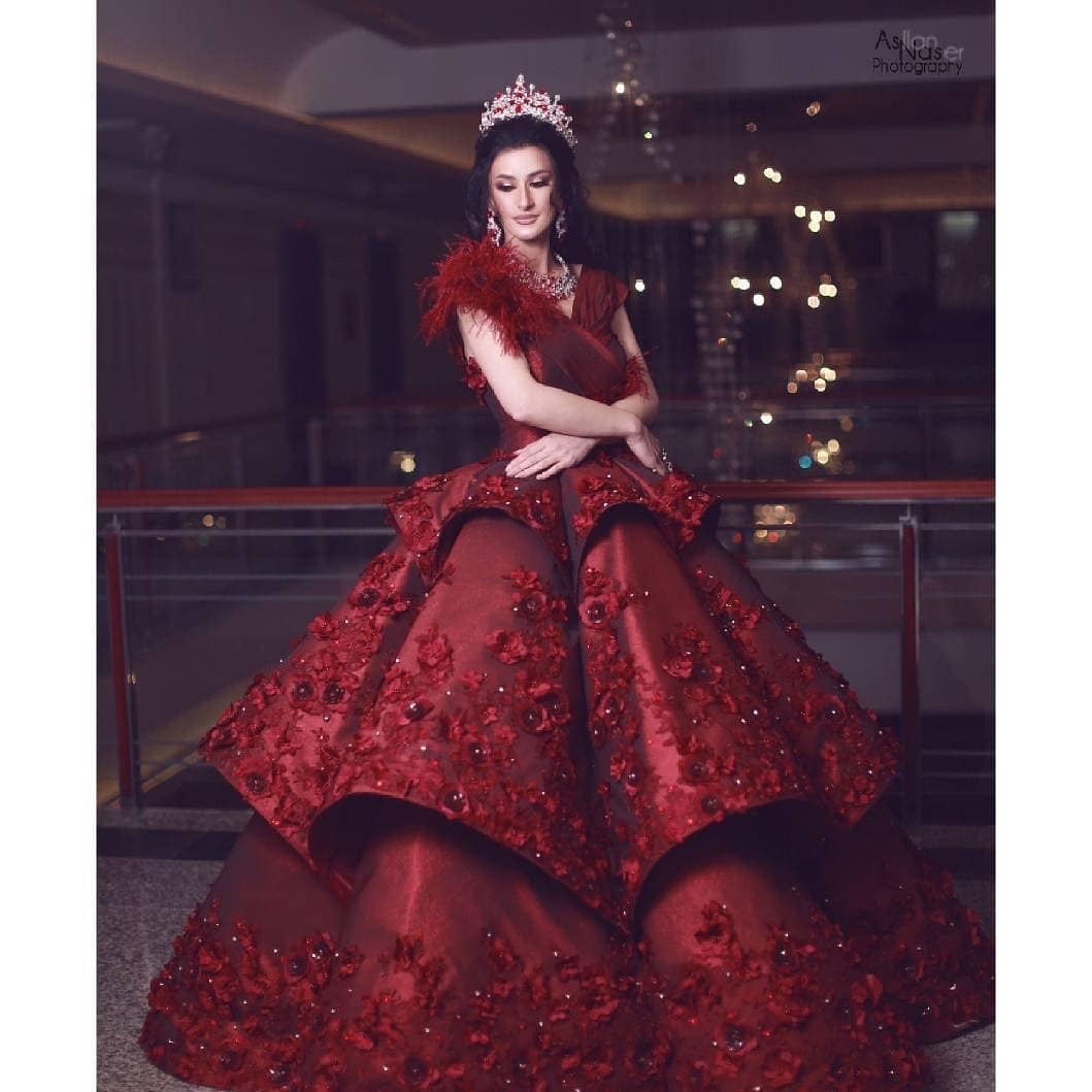2020 New Arrival Burgundy Evening Dresses Feather 3D Floral Applique Beads Satin Ball Gown Prom Dress Ruffles Gorgeous Formal Occasion Gowns