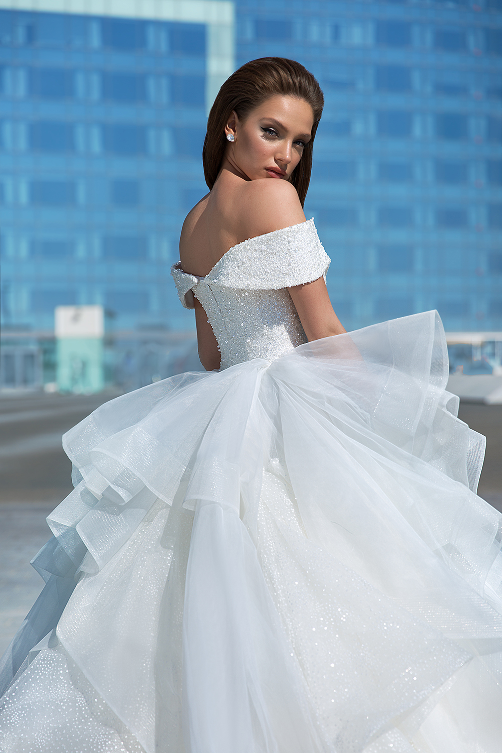 2020 New Arrival Gowns Off Shoulder Zipper A Line Sweep Train Tulle Wedding Dresses Plus Size Tiers Sequins Bridal Gown