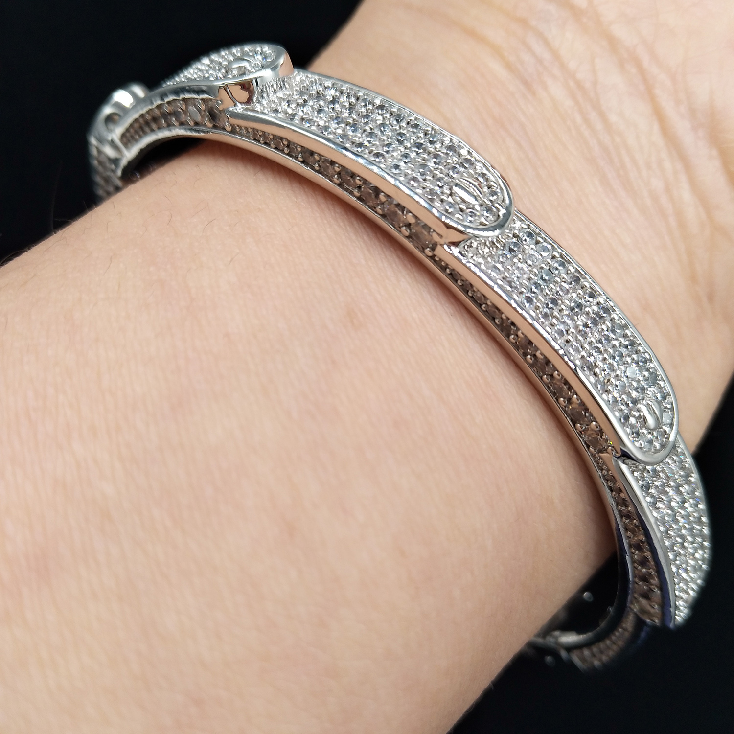 18K Gold and White Gold Plated CZ Cublic Zirconia Mens Hip Hop Iced Out Bangle Bracelets Gold and Diamond Hot Wheels Bangle Gifts for Guys, Black
18K Gold and White Gold Plated CZ Cublic Zirconia Mens Hip Hop Iced Out Bangle Bracelets Gold and Diamond Hot Wheels Bangle Gifts for Guys, Black