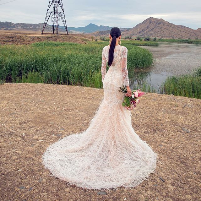 2020 New Arrival Mermaid Wedding Gowns Jewel Neck Long Sleeve Tulle Lace Feather Wedding Dresses Sweep Length Applique Zipper Bridal Gowns