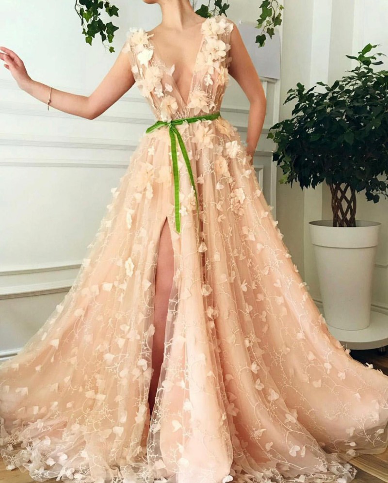 Modest A Line Evening Prom Dress V Neck Sleeveless Tulle Lace Party Dress Sweep Train Applique Split Sash Hand Made Flower robes de soirée