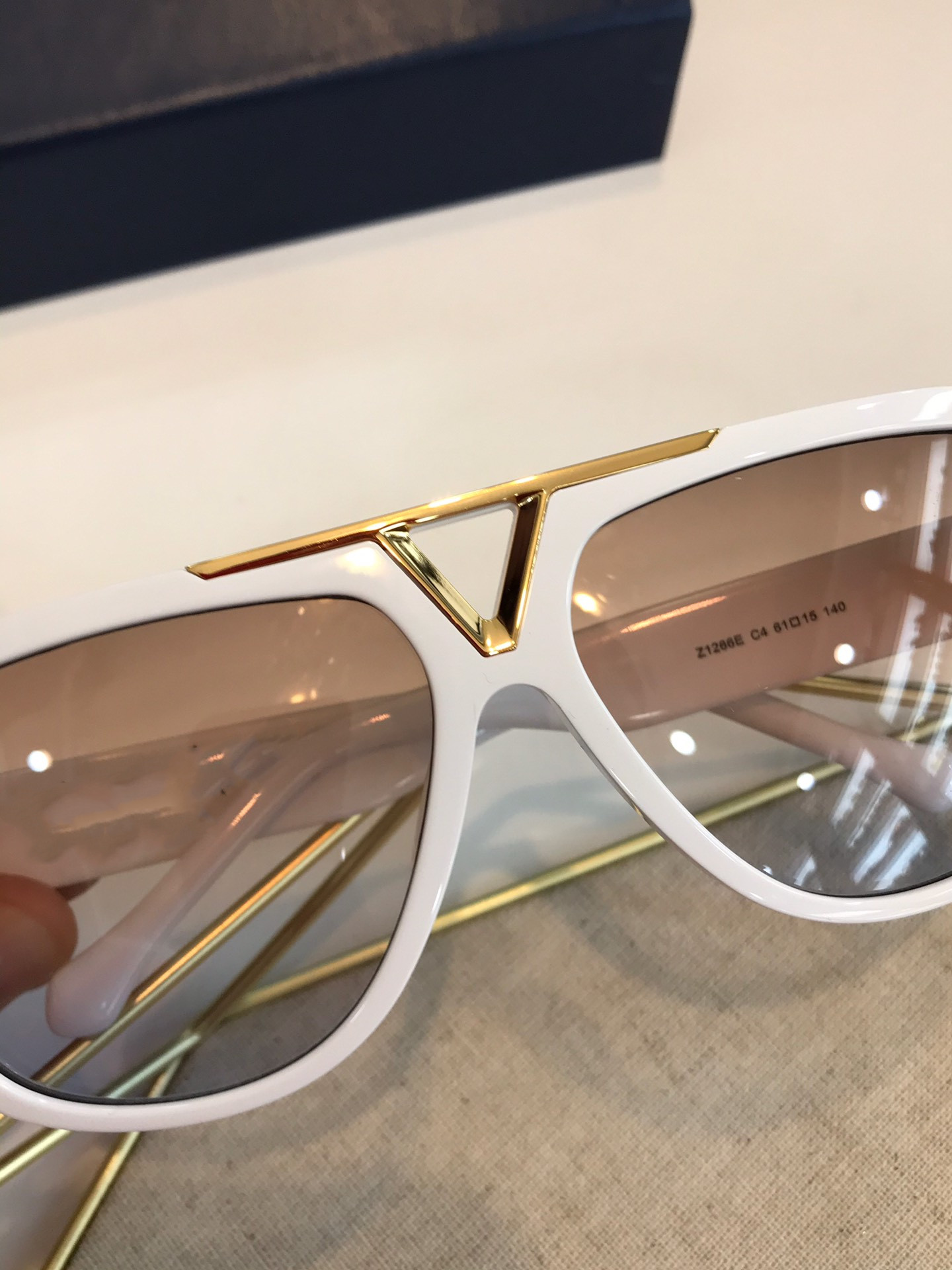 2020 Luxury MILLIONAIRE 1266 Sunglasses men full frame Vintage designer sunglasses for men Shiny Gold Hot sell Gold plated Top Z1266E
2020 Luxury MILLIONAIRE 1266 Sunglasses men full frame Vintage designer sunglasses for men Shiny Gold Hot sell Gold plated Top Z1266E