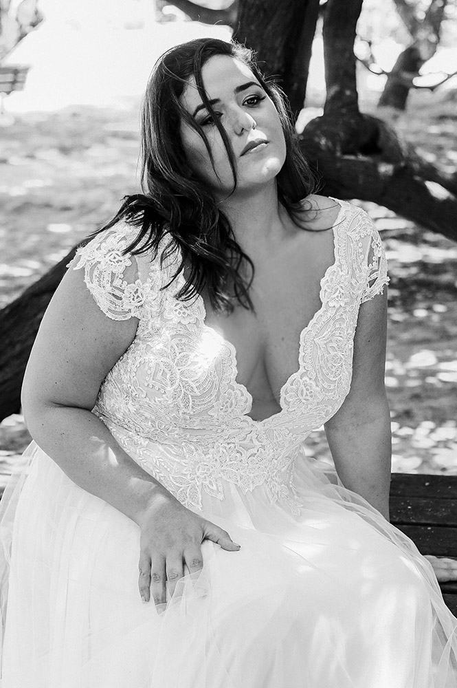 2020 New Arrival Wedding Gowns Lace Tulle Applique V Neck Sleeveless Plus Size Wedding Dresses A Line Sweep Train Zipper Beads Bridal Gown