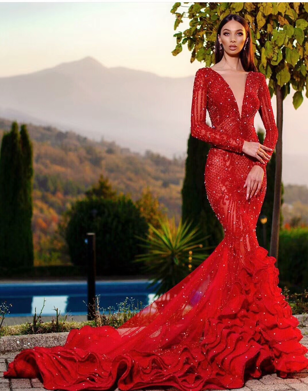 2020 Red Mermaid Prom Dresses Lace Appliqued Crystal Plunging Neck Long Sleeve Evening Dress Tiered Skirts Illusion Sexy Robe de soriee