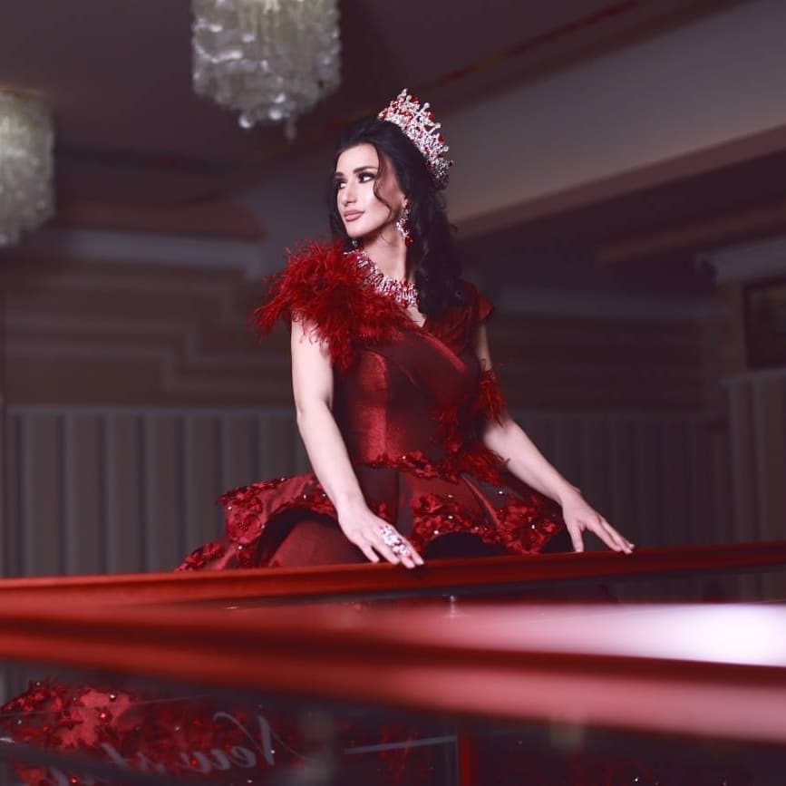 2020 New Arrival Burgundy Evening Dresses Feather 3D Floral Applique Beads Satin Ball Gown Prom Dress Ruffles Gorgeous Formal Occasion Gowns