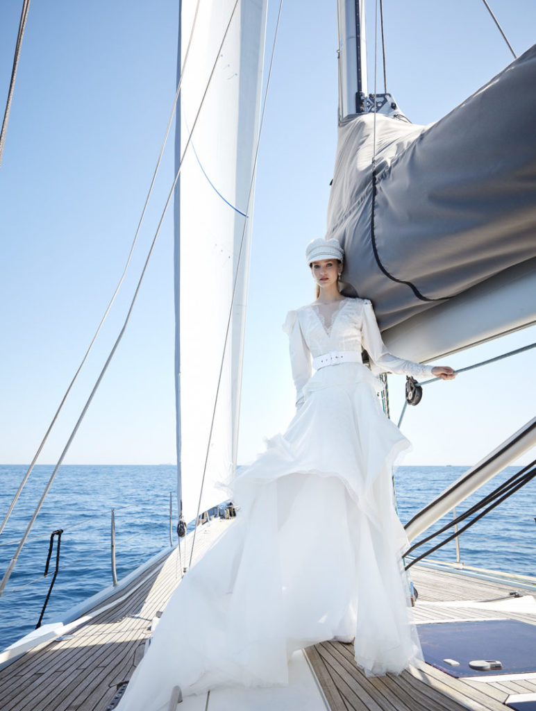 Simple Yolancris A Line Wedding Dresses V Neck Long Sleeve Lace Applique Sash Tiers Wedding Gowns Sweep Train robe de mariée