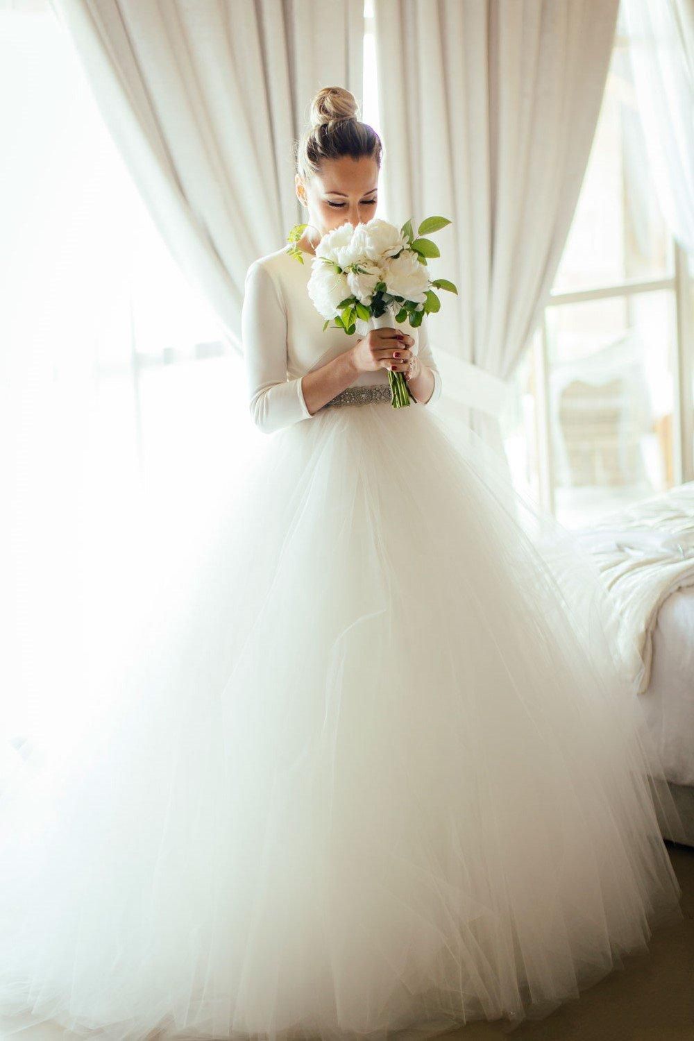 2020 Simple Ball Gown Wedding Dresses Long Sleeve Jewel Neck Beaded Sash Sweep Train Chapel Country Bridal Gowns Plus Size vestido de novia