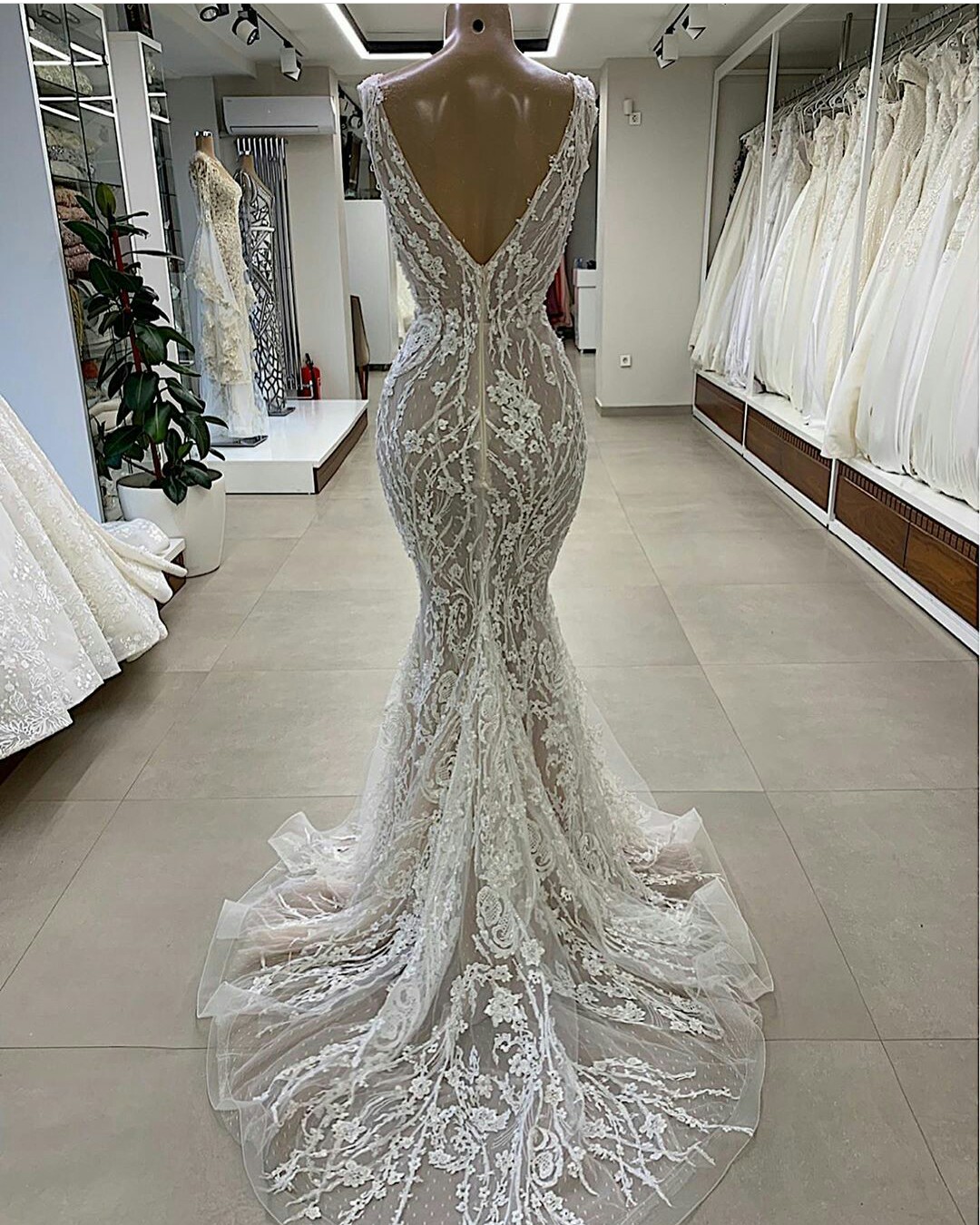 gorgeous mermaid wedding dresses lace appliqued beaded v neck elegant bridal dress sweep train wedding gowns