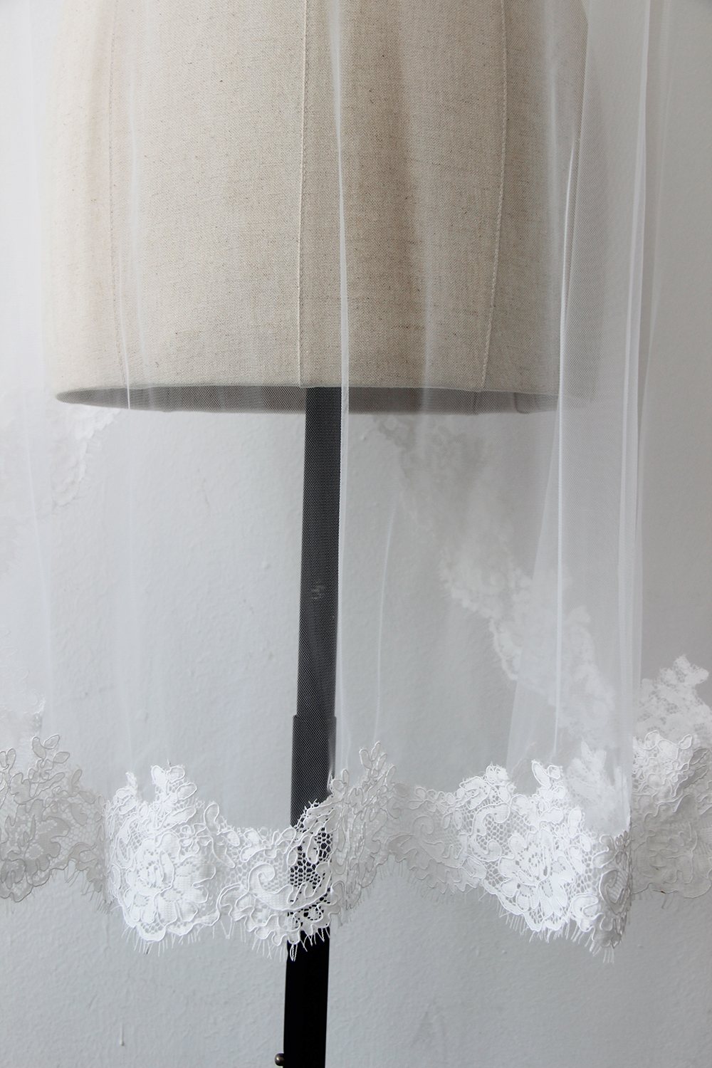 2020 Newest 1.38M 1T White/Ivory Bridal Veils Lace Applique Edge Fingertip Length Wedding Bride Veil with Comb IN STOCK Free Shipping CPA815