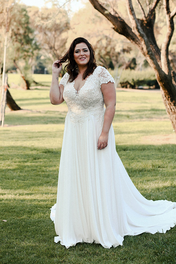 2020 New Arrival Wedding Gowns Lace Tulle Applique V Neck Sleeveless Plus Size Wedding Dresses A Line Sweep Train Zipper Beads Bridal Gown