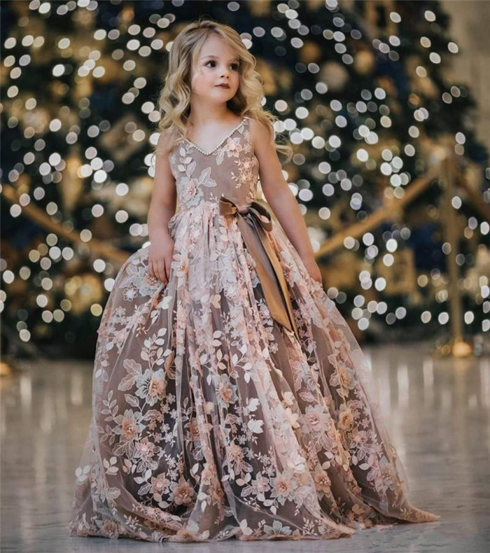 2020 Cute Flower Girl Dresses V Neck 3D Floral Appliqued Beaded Bow Sleeveless Girl Pageant Gown Ruffle Sweep Train Birthday Gowns