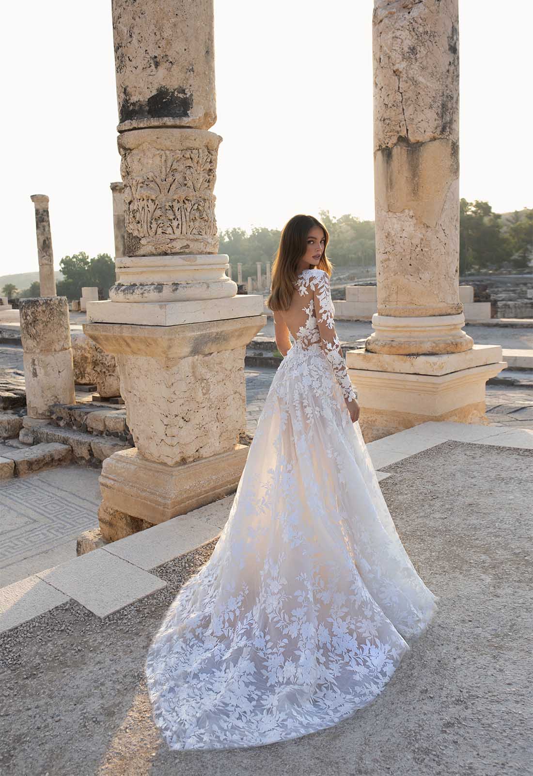 2020 Mermaid Wedding Dress With Detachable Train V Neck Appliqued Lumbar Bridal Gown Long Sleeves Sheer Back Ruffle Split Robes De Mariée